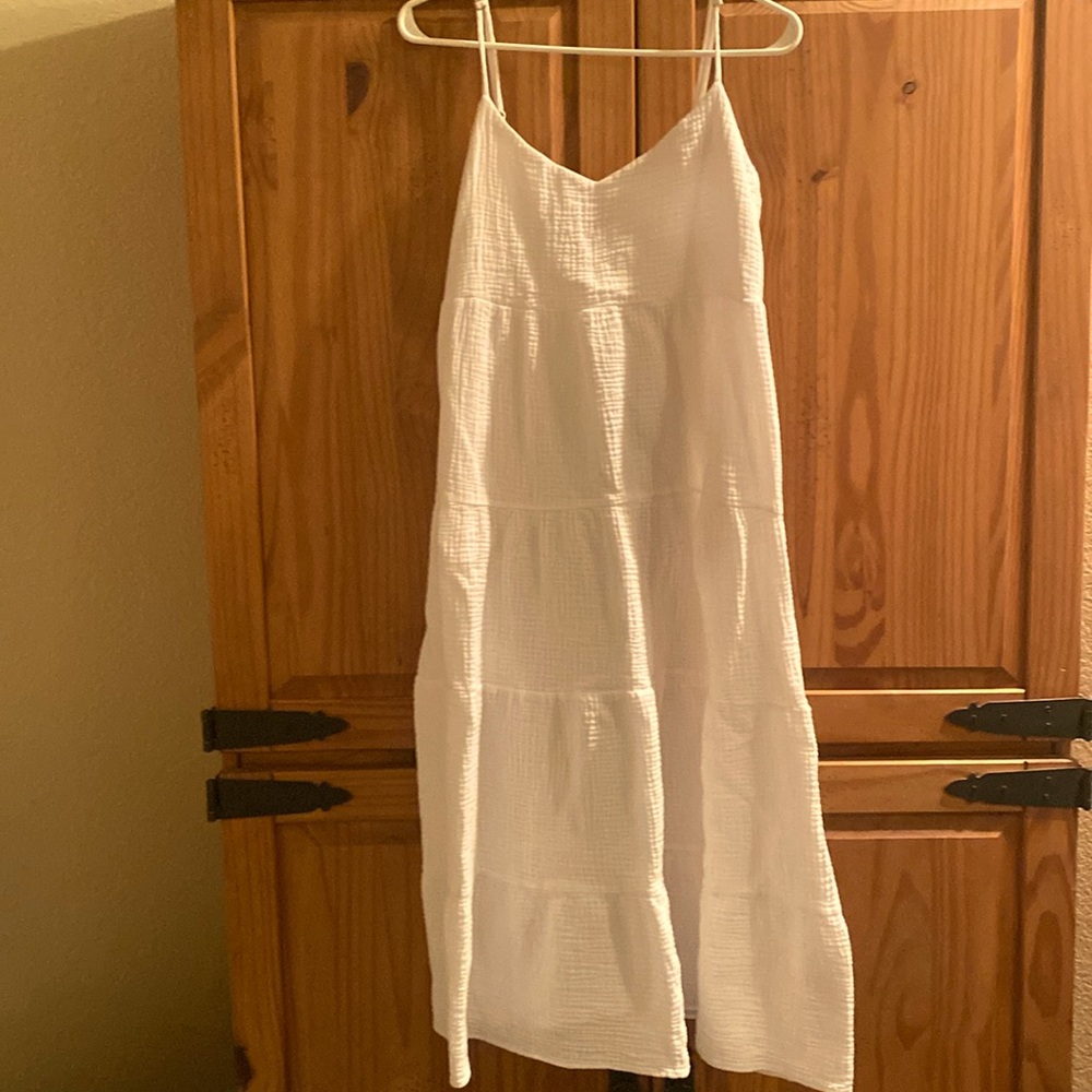 Like new no stains white cotton maxi dress with pockets.
